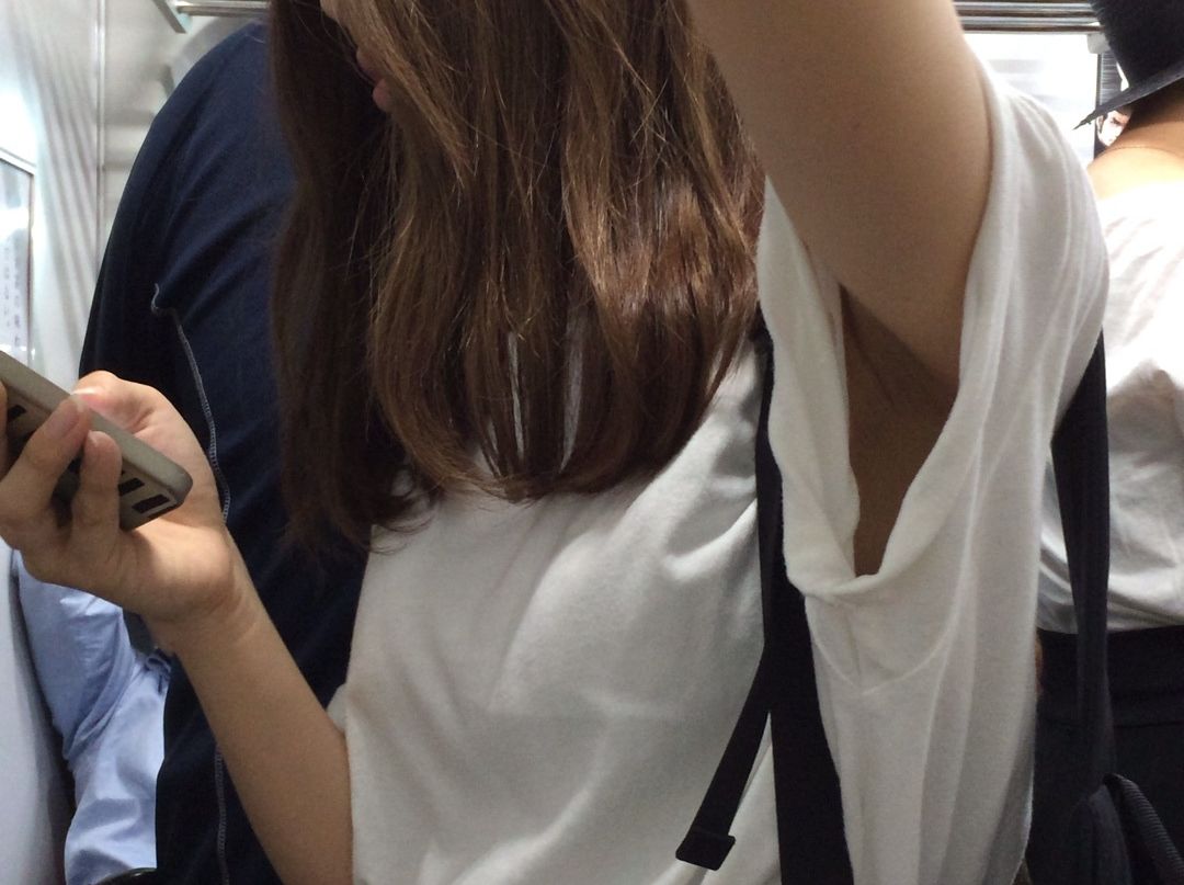 【勃起不可避】つり革を持ってる女性のまる見えな腋に興奮がとまらないんだがｗｗｗ