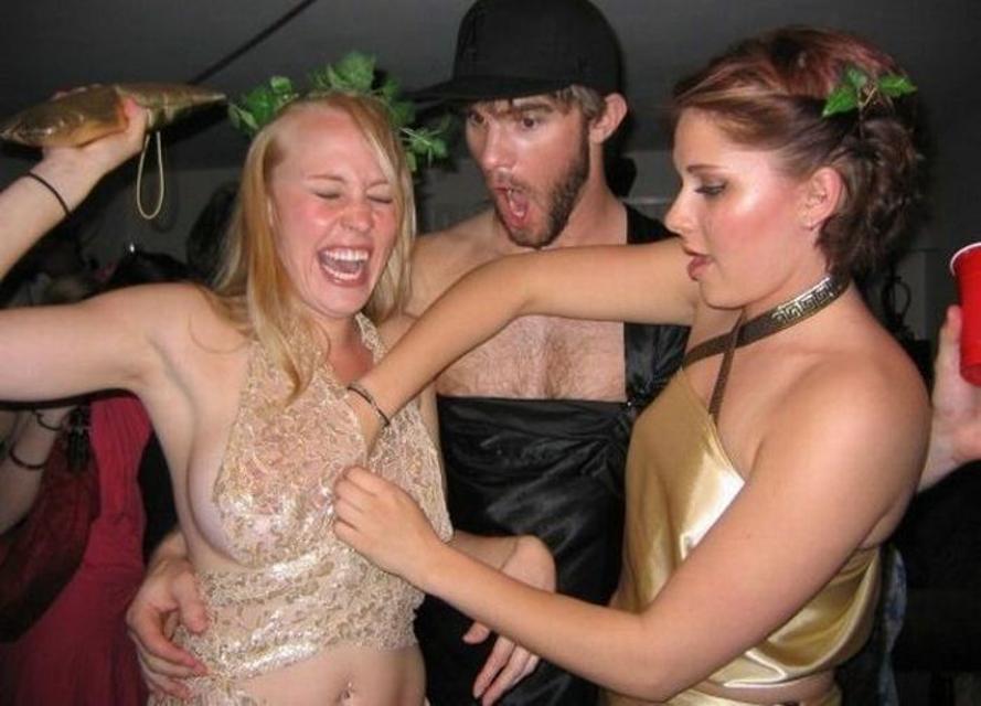 【おふざけエロ画像】おっぱいまる出しハイテンショ～ンッ！！外国人のおふざけが日本とは桁違いにエロいんだがｗｗ その4