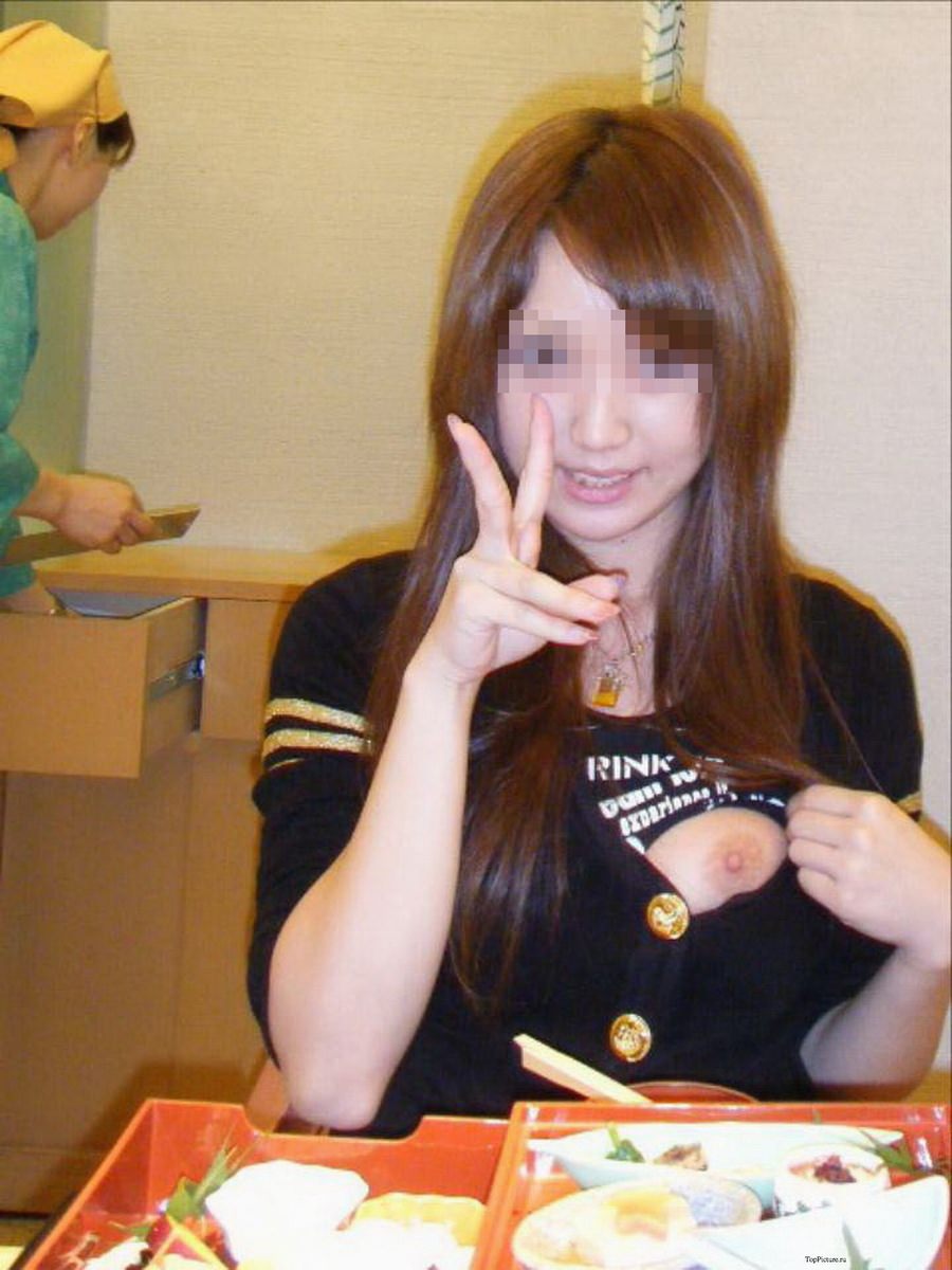 【片乳ポロリエロ画像】こんなおっぱいは反則だぁｗｗｗ洋服めくって片乳ぽろりんｗｗｗｗ その7