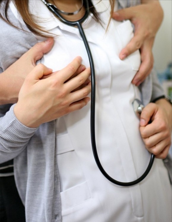 【着衣乳揉みエロ画像】これが痴漢の背徳感！？着衣のうえからおっぱい揉むと強烈に興奮するんだがｗｗｗ その10