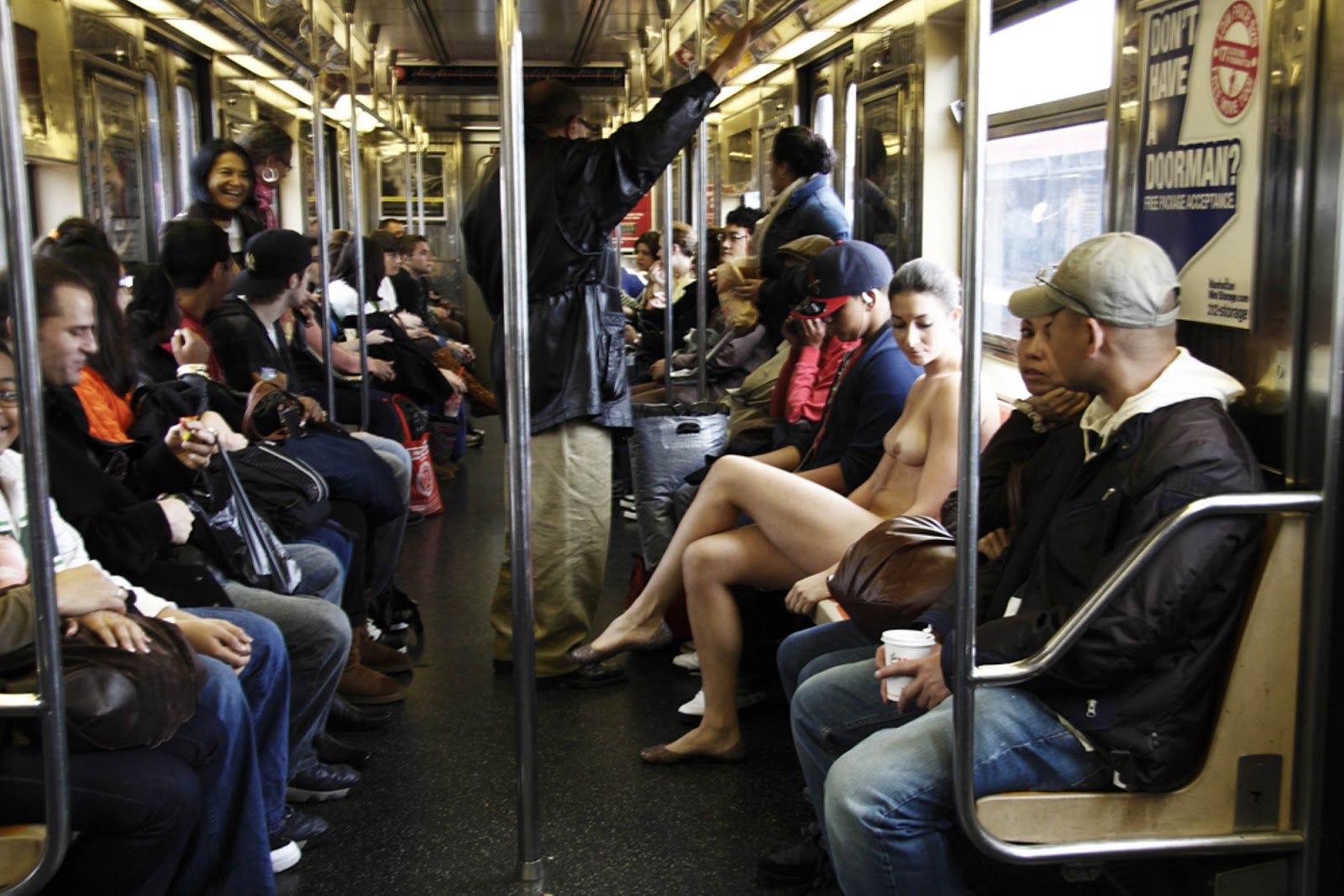 日米対決!逃げ場のない電車の中で裸になりたい露出狂…海外の圧倒的勝利だったwww その10