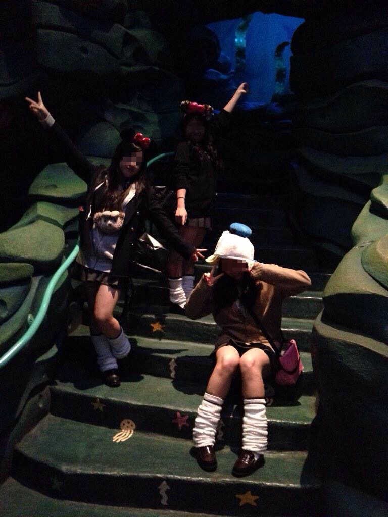 ディズニーパンチラエロ画像 修学旅行で来たディズニーやユニバでテンション爆上げ パンチラしても平気な女子高生 エロ画像club