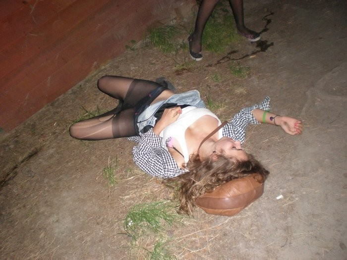 【泥酔女の痴態】お持ち帰り不可避ｗｗｗ酔って行き倒れる泥酔女は万国共通！レイプされても文句言うなよｗｗｗ その1