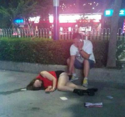 【泥酔女の痴態】お持ち帰り不可避ｗｗｗ酔って行き倒れる泥酔女は万国共通！レイプされても文句言うなよｗｗｗ その5