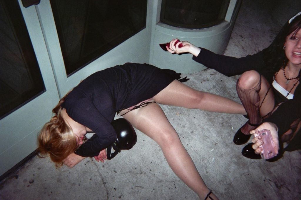 【泥酔女の痴態】お持ち帰り不可避ｗｗｗ酔って行き倒れる泥酔女は万国共通！レイプされても文句言うなよｗｗｗ その7