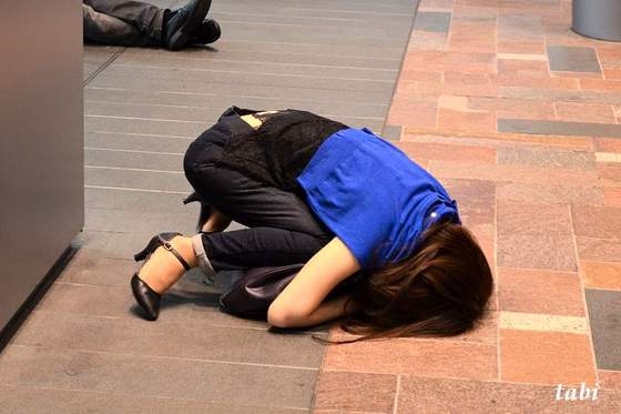 【泥酔女の痴態】お持ち帰り不可避ｗｗｗ酔って行き倒れる泥酔女は万国共通！レイプされても文句言うなよｗｗｗ その9