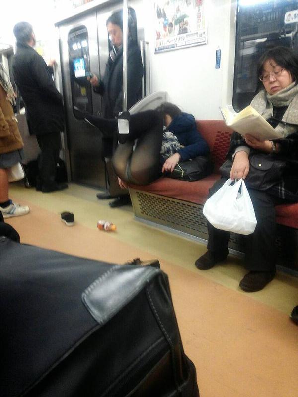 【泥酔女の痴態】お持ち帰り不可避ｗｗｗ酔って行き倒れる泥酔女は万国共通！レイプされても文句言うなよｗｗｗ その13