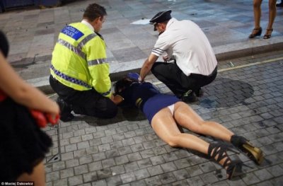 【泥酔女の痴態】お持ち帰り不可避ｗｗｗ酔って行き倒れる泥酔女は万国共通！レイプされても文句言うなよｗｗｗ その15