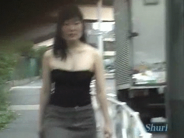 【おっぱいポロリGIF画像】日本のイタズラもやるなぁwwwチューブトップ娘のおっぱいぽろりダッシュwww その12