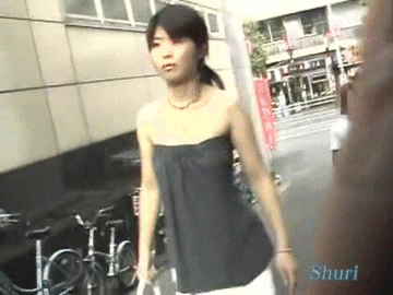 【おっぱいポロリGIF画像】日本のイタズラもやるなぁwwwチューブトップ娘のおっぱいぽろりダッシュwww その15