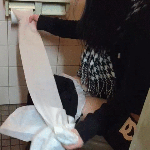 【おふざけVINE】これが本物のションベン臭い女！女友達のトイレに突撃するリア充のおふざけエロVINEをGIF画像にしたから保存しとけよｗｗｗ その12
