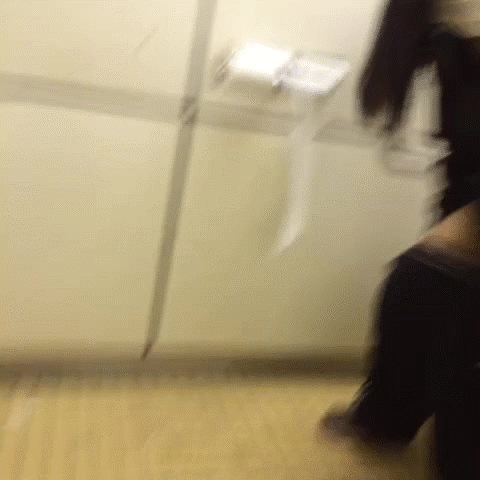 【おふざけVINE】これが本物のションベン臭い女！女友達のトイレに突撃するリア充のおふざけエロVINEをGIF画像にしたから保存しとけよｗｗｗ その13