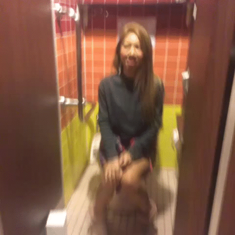 【おふざけVINE】これが本物のションベン臭い女！女友達のトイレに突撃するリア充のおふざけエロVINEをGIF画像にしたから保存しとけよｗｗｗ その15