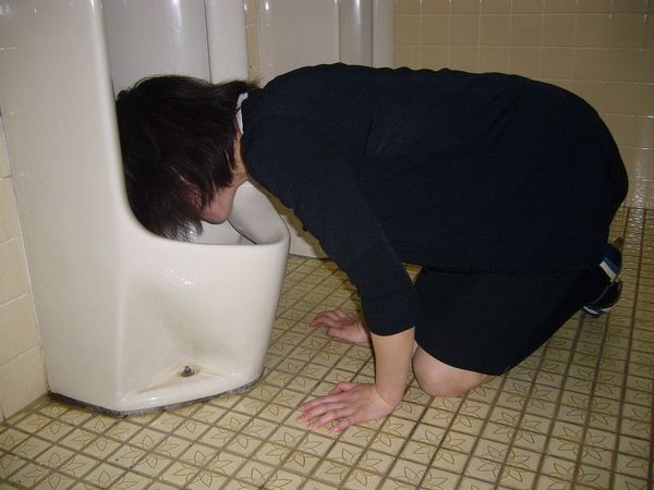 【肉便器エロ画像】うわぁ…（肉）便器が便器（本物）を舐めてるぞｗｗｗ真面目そうな女にさせると興奮する便器調教ｗｗｗ その2