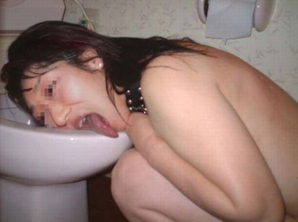 【肉便器エロ画像】うわぁ…（肉）便器が便器（本物）を舐めてるぞｗｗｗ真面目そうな女にさせると興奮する便器調教ｗｗｗ その6