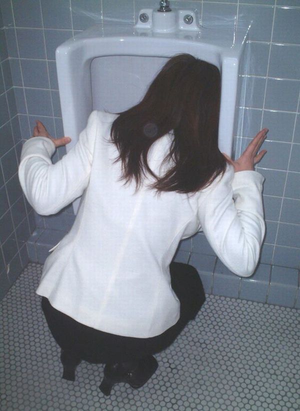 【肉便器エロ画像】うわぁ…（肉）便器が便器（本物）を舐めてるぞｗｗｗ真面目そうな女にさせると興奮する便器調教ｗｗｗ その7