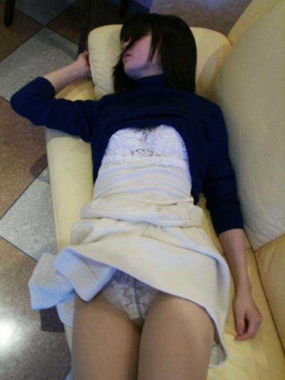 【泥酔エロ画像】これからレイプされるま~んさんがコチラwwww忘年会で飲みすぎて泥酔お持ち帰りwwww その5