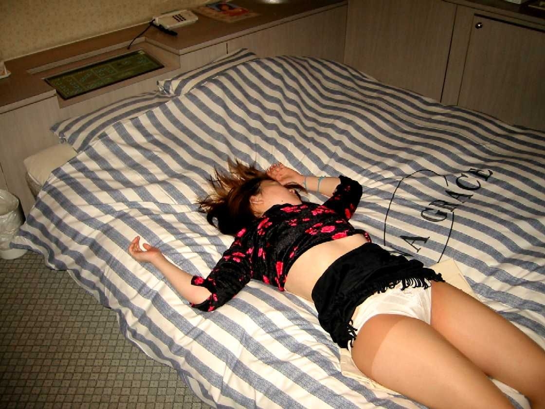 【泥酔エロ画像】これからレイプされるま~んさんがコチラwwww忘年会で飲みすぎて泥酔お持ち帰りwwww その6