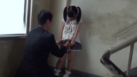 【JSエロGIF】アグネスの前で堂々と見てみたい気もする…小学生にしか見えない少女のエロGIF画像wwww その1