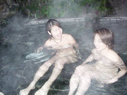 湯けむりの向こうで素晴らしい裸体を披露してくれる素人娘…生々しいヌードが強烈に抜けるｗｗｗ