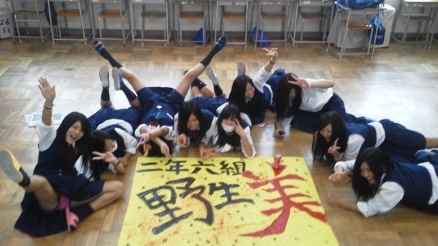 【JKおふざけエロ画像】学校の中でも外でも…下品に騒ぐ女子高生のおふざけエロ画像ｗｗｗ その1