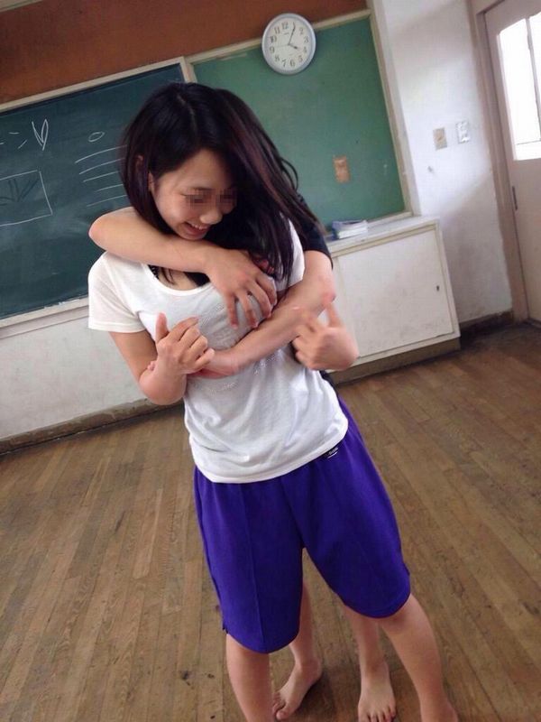 【JKおふざけエロ画像】学校の中でも外でも…下品に騒ぐ女子高生のおふざけエロ画像ｗｗｗ その3