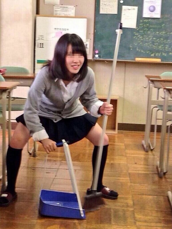 【JKおふざけエロ画像】学校の中でも外でも…下品に騒ぐ女子高生のおふざけエロ画像ｗｗｗ その4