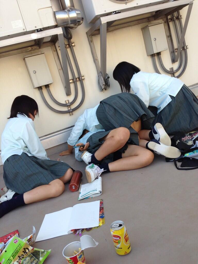 【JKおふざけエロ画像】学校の中でも外でも…下品に騒ぐ女子高生のおふざけエロ画像ｗｗｗ その5