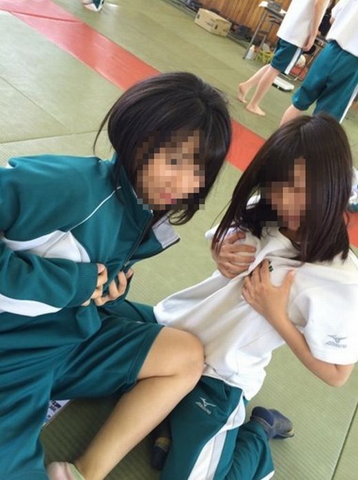 【JKおふざけエロ画像】学校の中でも外でも…下品に騒ぐ女子高生のおふざけエロ画像ｗｗｗ その6