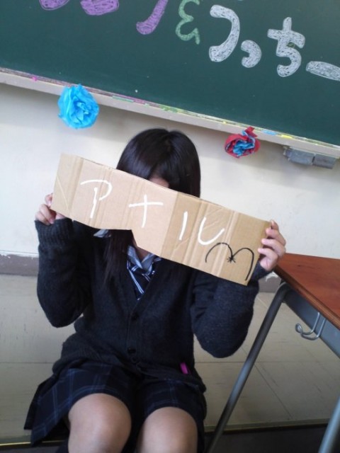 【JKおふざけエロ画像】学校の中でも外でも…下品に騒ぐ女子高生のおふざけエロ画像ｗｗｗ その7