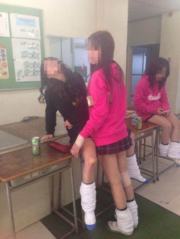 【JKおふざけエロ画像】学校の中でも外でも…下品に騒ぐ女子高生のおふざけエロ画像ｗｗｗ その8