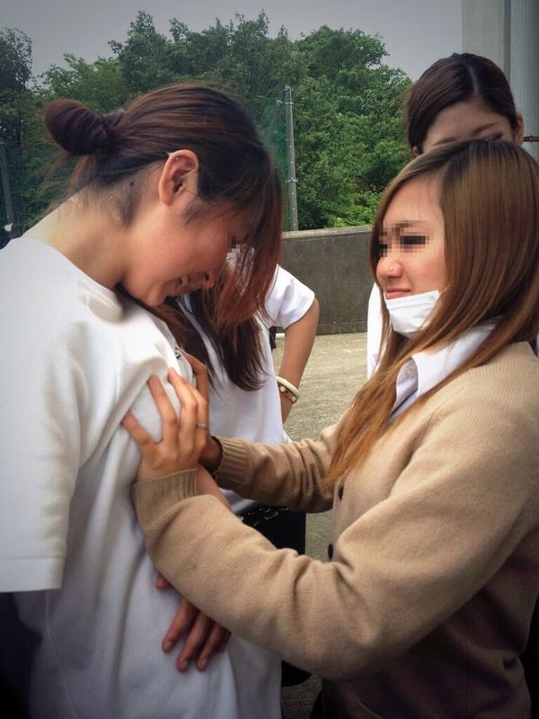 【JKおふざけエロ画像】学校の中でも外でも…下品に騒ぐ女子高生のおふざけエロ画像ｗｗｗ その10