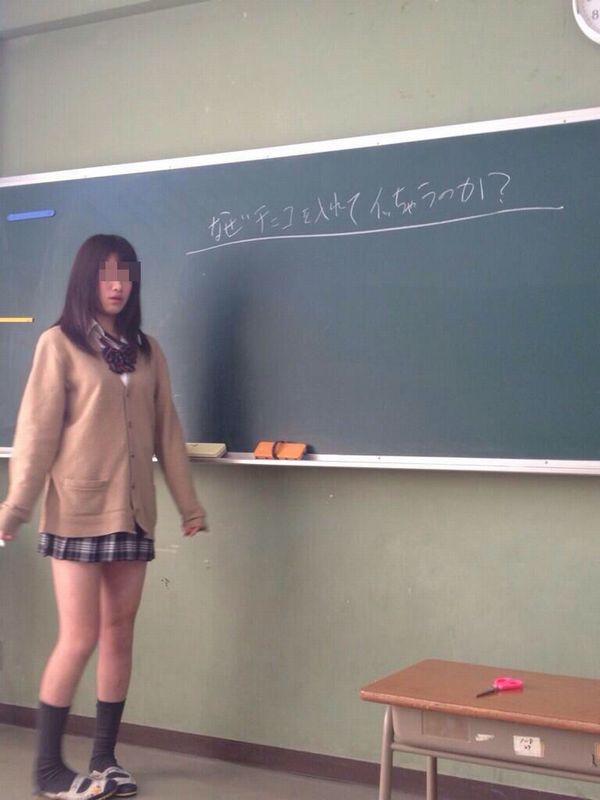 【JKおふざけエロ画像】学校の中でも外でも…下品に騒ぐ女子高生のおふざけエロ画像ｗｗｗ その11