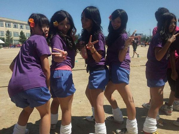 【JKおふざけエロ画像】学校の中でも外でも…下品に騒ぐ女子高生のおふざけエロ画像ｗｗｗ その13