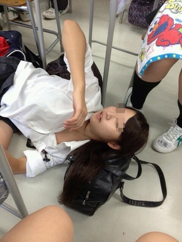【JKおふざけエロ画像】学校の中でも外でも…下品に騒ぐ女子高生のおふざけエロ画像ｗｗｗ その15