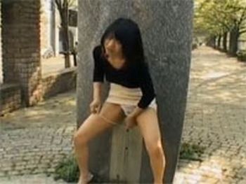 【公園露出エロ画像】オマイラ、これでも公園の水飲み場で水飲める？ｗｗｗｗｗ その3