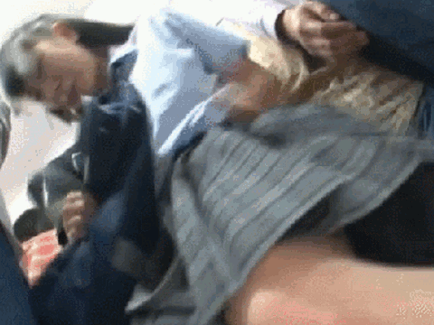 絶対真似するなよ！？満員電車やバスの中で痴漢する大胆不敵な手口に草不可避ｗｗｗ痴漢のエロＧＩＦ画像がめっちゃ興奮する！