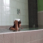 【銭湯GIF画像】銭湯に連れてこられた少女達のエロGIF画像…無限ループで見る濡れた少女の身体がぐぅシコｗｗｗｗ