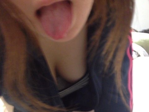 乳首まであと僅か…このギリギリの谷間がイライラするｗｗｗ素人娘の谷間自撮り！