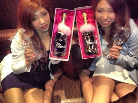 【女子会パンチラエロ画像】飲んで酔ってお股ガバガバ！！女子会でパンチラしまくりのリア充ギャルｗｗｗｗ