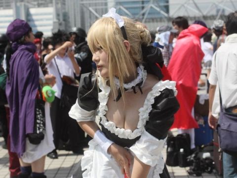 おっぱいの谷間がすげーエロい…コミケで大胆おっぱい露出するコスプレイヤーの巨乳エロ画像