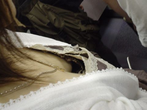 <span class="title">ゆるゆるの胸元から目が離せない…スケベすぎる谷間！街中で撮られたおっぱいハプニングエロエロ画像</span>