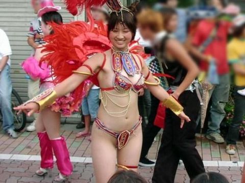 【サンバエロ画像】ほとんど裸…うら若き娘が半裸で踊り狂う日本のサンバカーニバルって狂ってるよなｗｗｗ