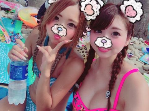水着ギャルの大きなおっぱいがぷるんぷるんっ！今年の夏はどうなってしまうのだろう…楽しみにしたいスケベそうなギャルの水着画像