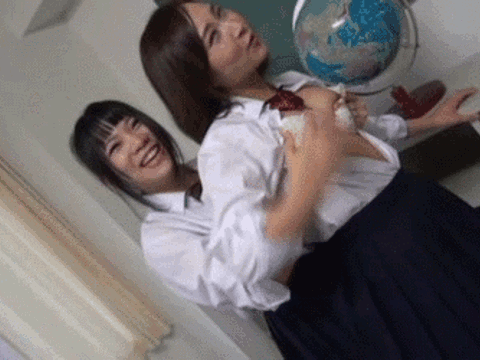 女子校の放課後が破廉恥過ぎる…悪ノリした友達とじゃれあう下品なおふざけエロGIF画像