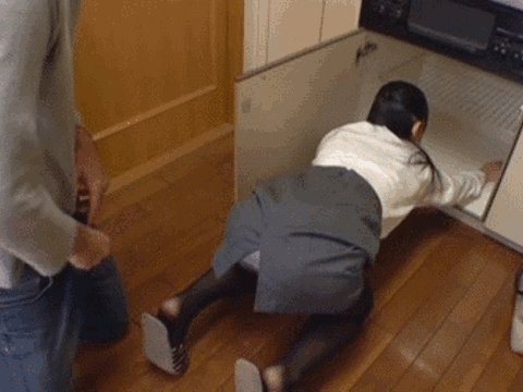 お尻がセクシーなOLさんのタイトスカートをずり下げ即ズボ即中出し…賃貸物件の内覧中に犯される即ズボGIF画像