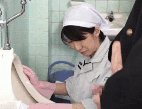 トイレを清掃中のお掃除おばさんに勃起したチンポを見せつける…興奮したおばさんが雌になる寝取りセックスGIF画像