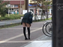 ちょっと屈めばすぐにパンチラ…極端に短いミニスカ履く女子高生を後ろから突きまくる痴漢GIF画像