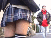 ミニスカにニーソ…健康的な絶対領域がエッチな女子高生を狙うストーカーレイプGIF画像