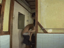 お風呂場で無邪気にはしゃぐ姪っ子たち…つるつるのワレメに中出しする3P舌ﾚ交GIF画像